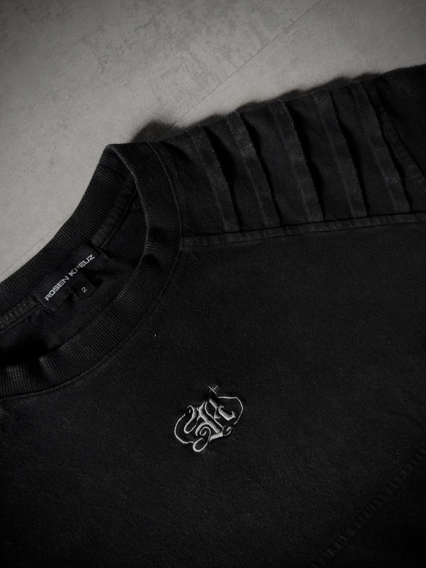 【ROSEN KREUZ】PLANET LOGO TUCK TEE embroidered structured short sleeves