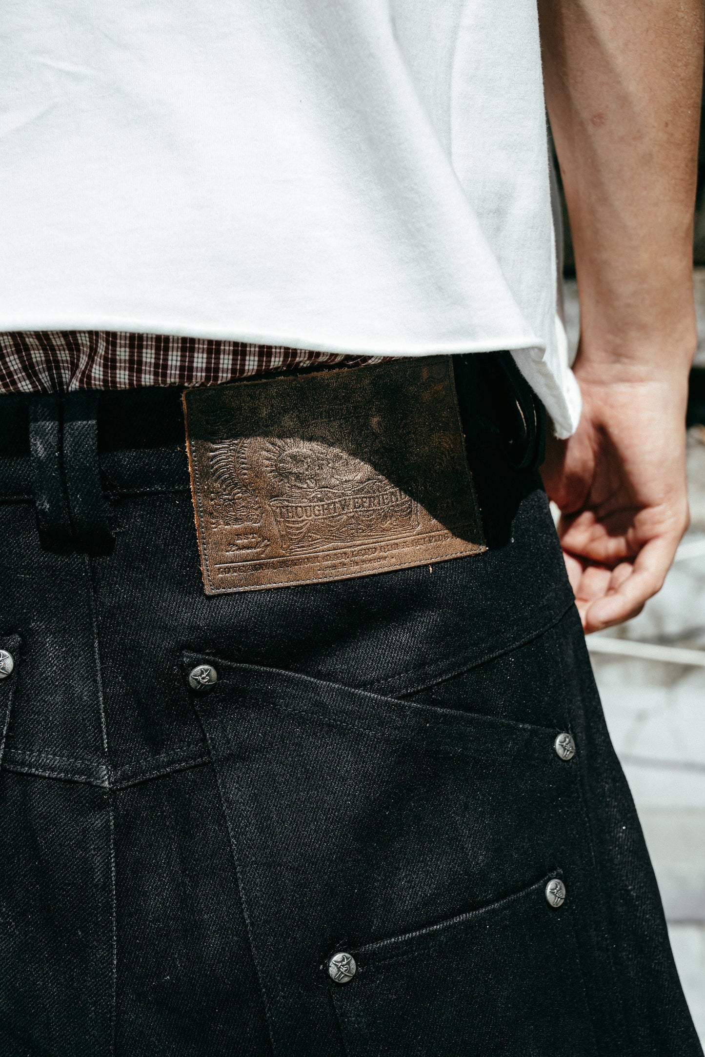 【THOUGHT WE FRIENDS】"Lucius" Embroidered Waxed Baggy Denims in Black