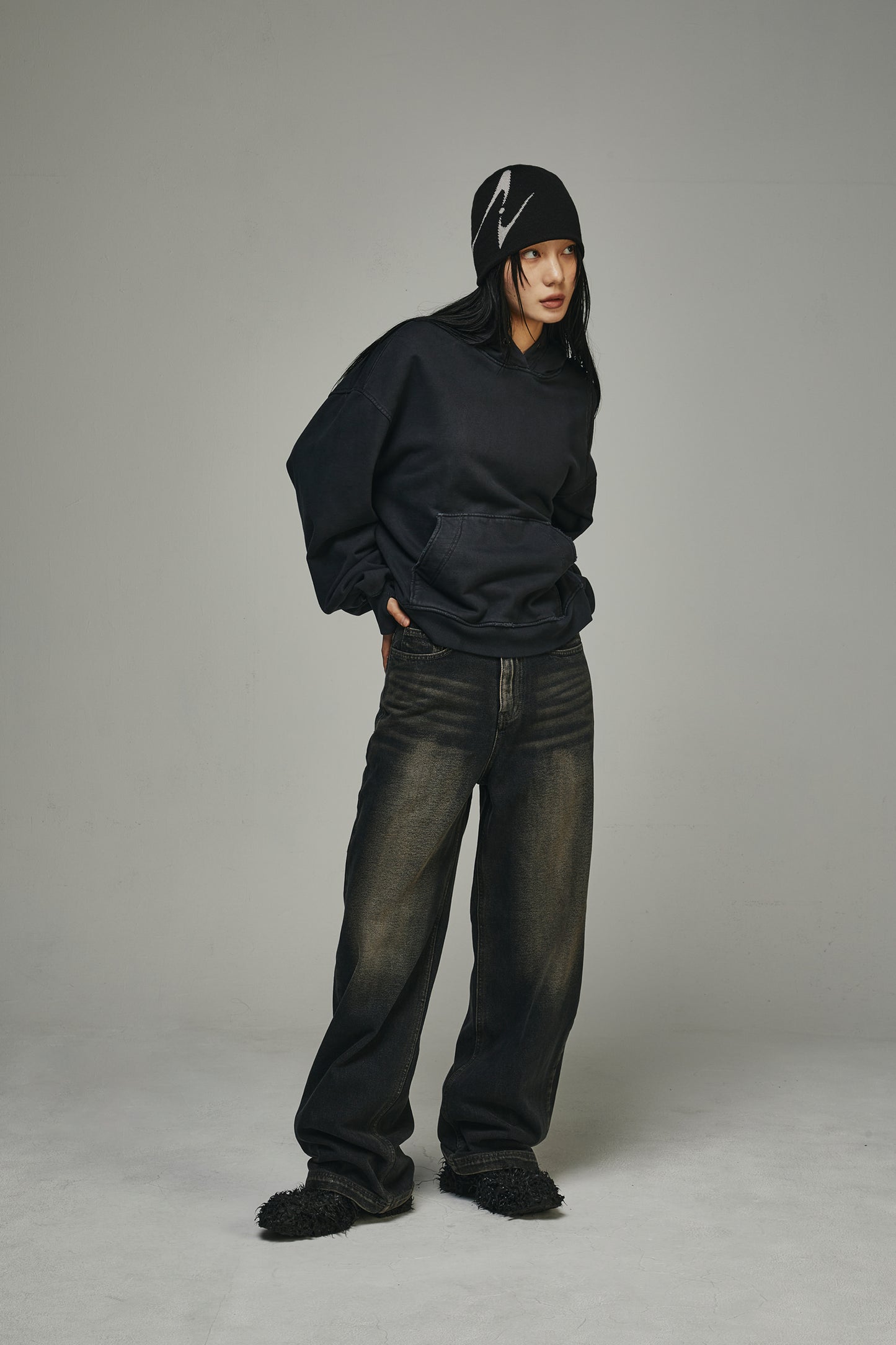 【BLR BLUER】CURVED LOGO BEANIE BLACK