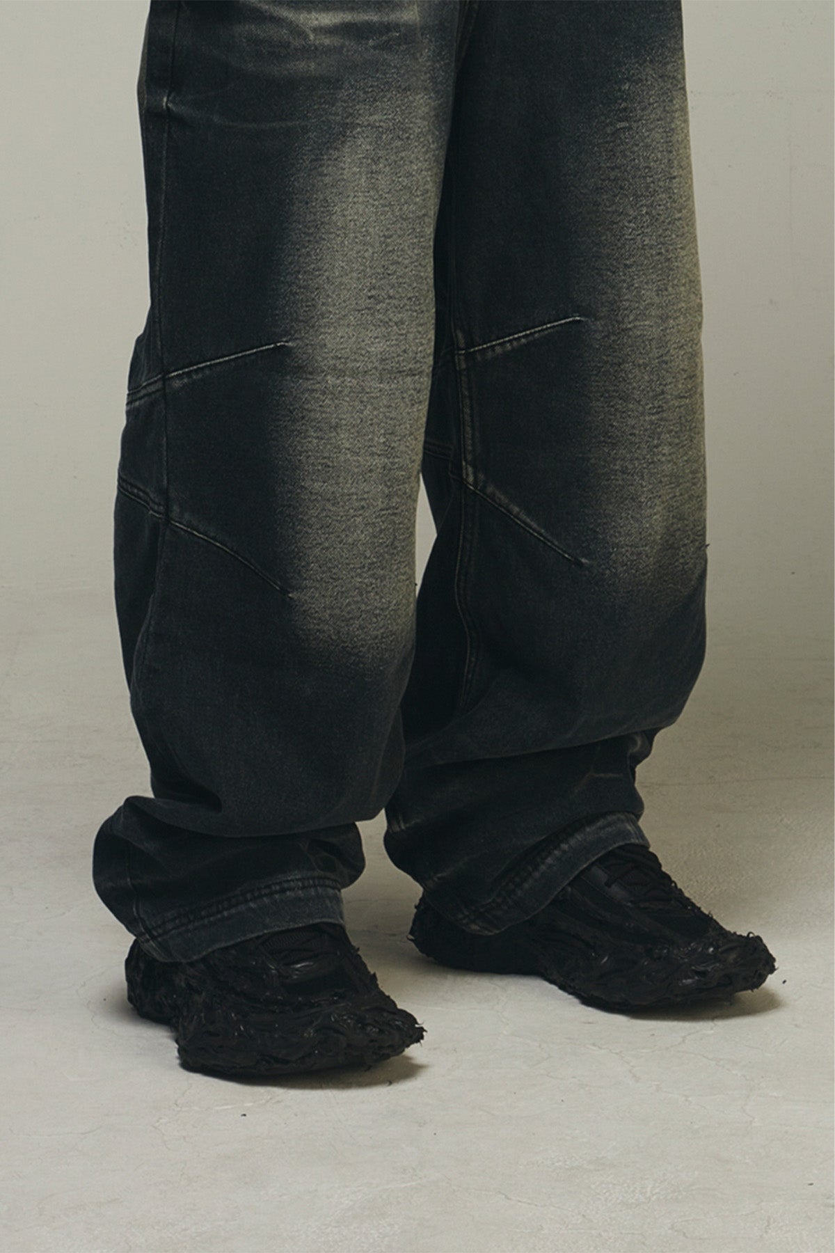 【BLR BLUER】Embossed Wave Washed Denim Pants (Blue)
