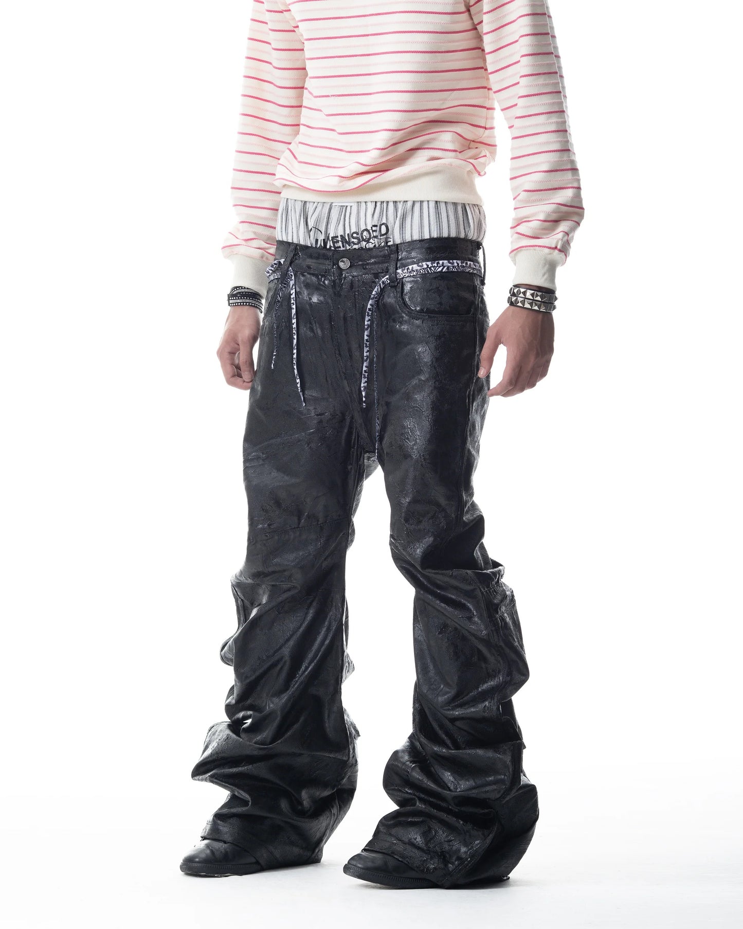【CH2】</2 BLACK WAXED FLARE JEANS