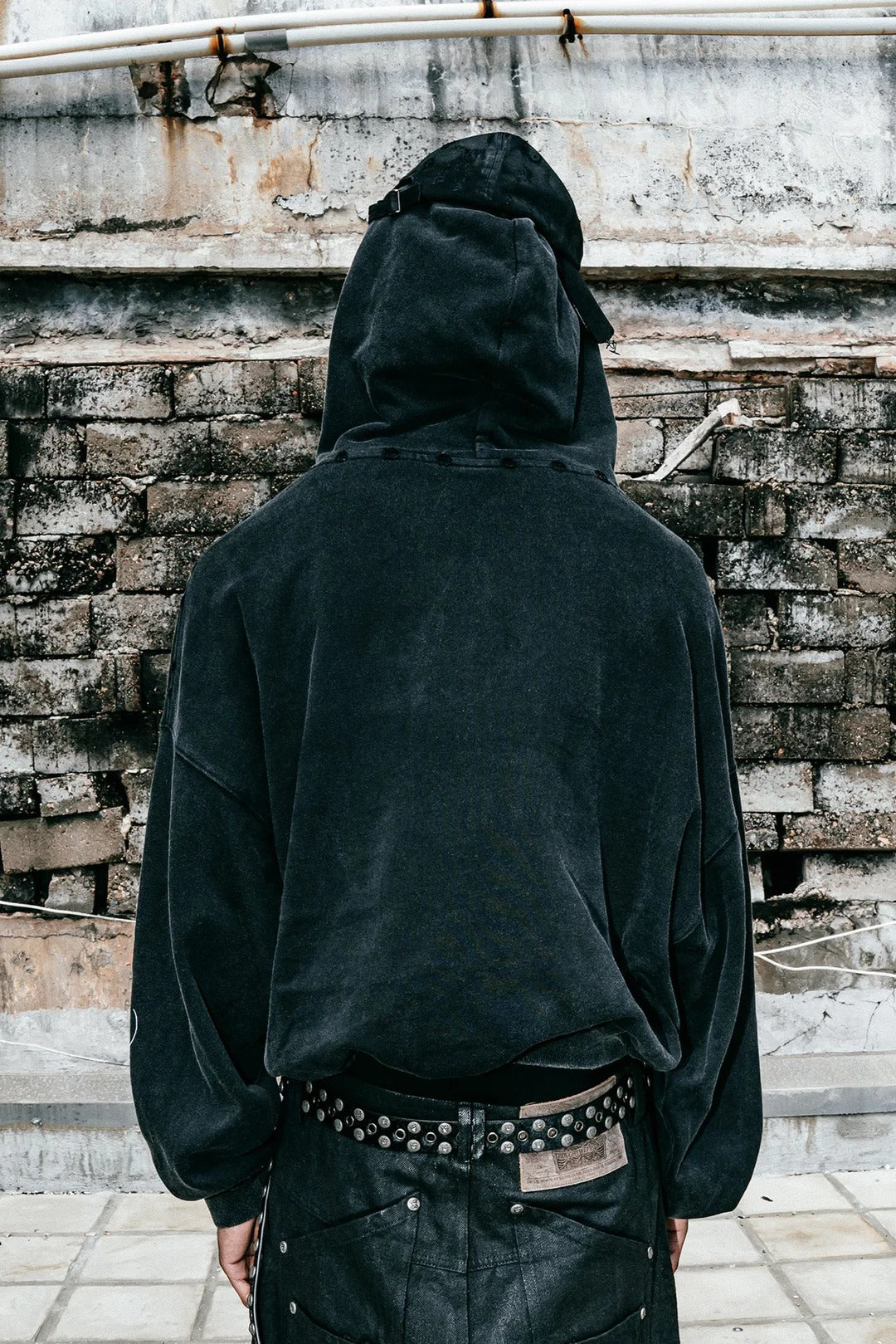 【THOUGHT WE FRIENDS】"Alis" Printed Necklace Hoodie in Washed Black