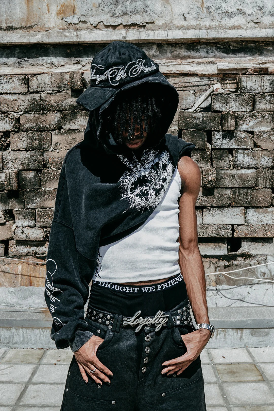 【THOUGHT WE FRIENDS】"Alis" Printed Necklace Hoodie in Washed Black