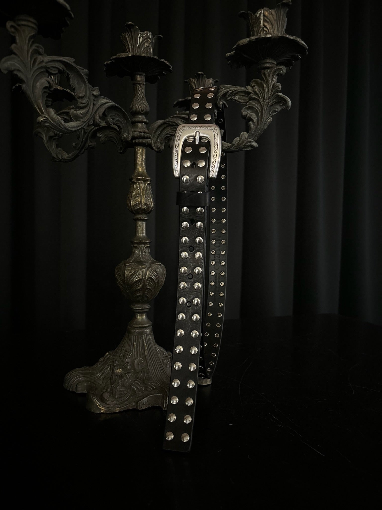 Threaded rivet belt