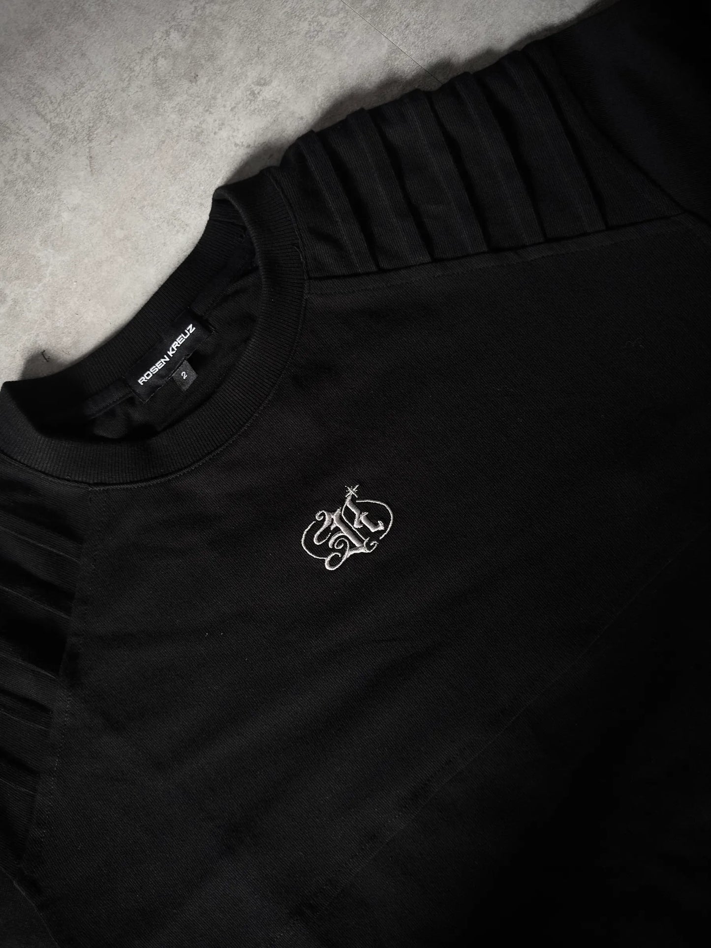 【ROSEN KREUZ】PLANET LOGO TUCK TEE embroidered structured short sleeves