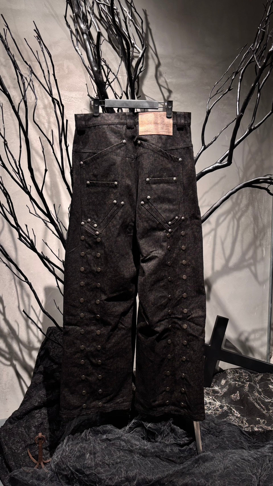 【THOUGHT WE FRIENDS】Distressed Baggy Denims with Embroidery & Studs