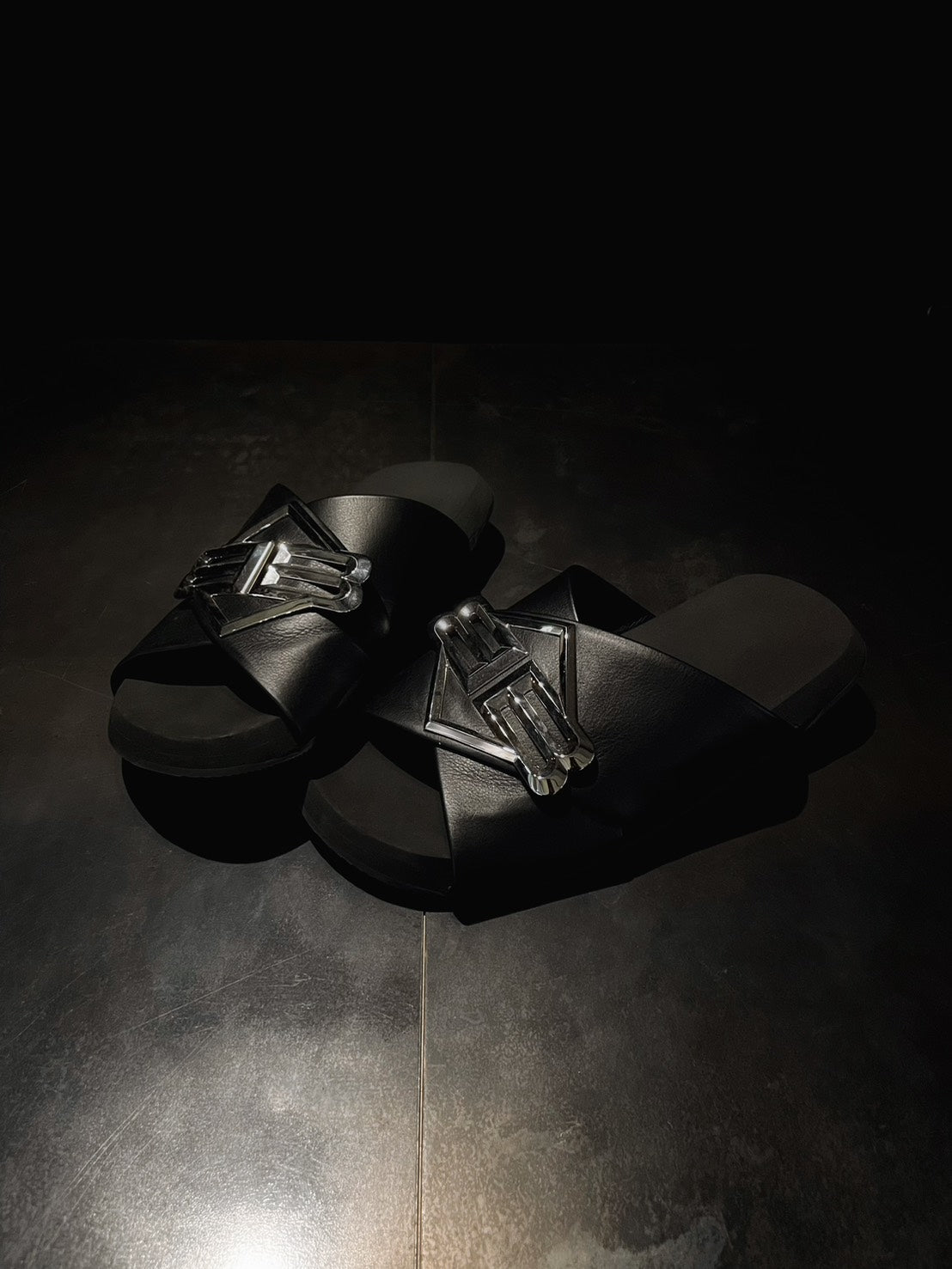 BB icon metal plate leather slides