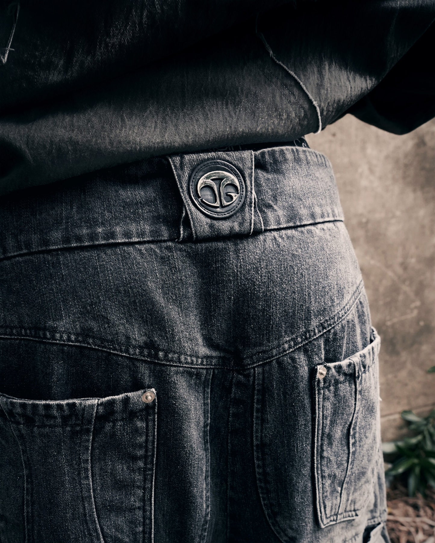 【JIMMY GUTSON】Evolution – Membranous Wing Paneled Wide Denim(black/Washed)