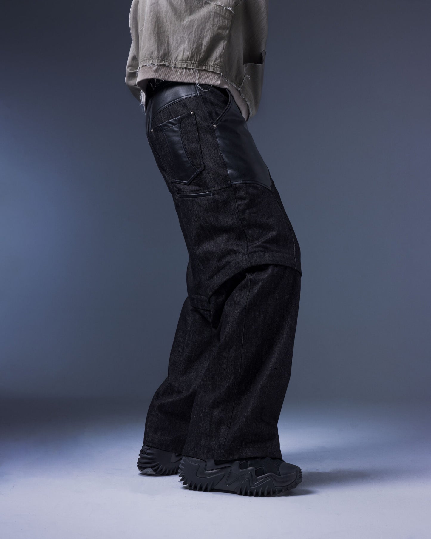【JIMMY GUTSON】Evolution – Membranous Wing Paneled Wide Denim(black/Leather Spliced)