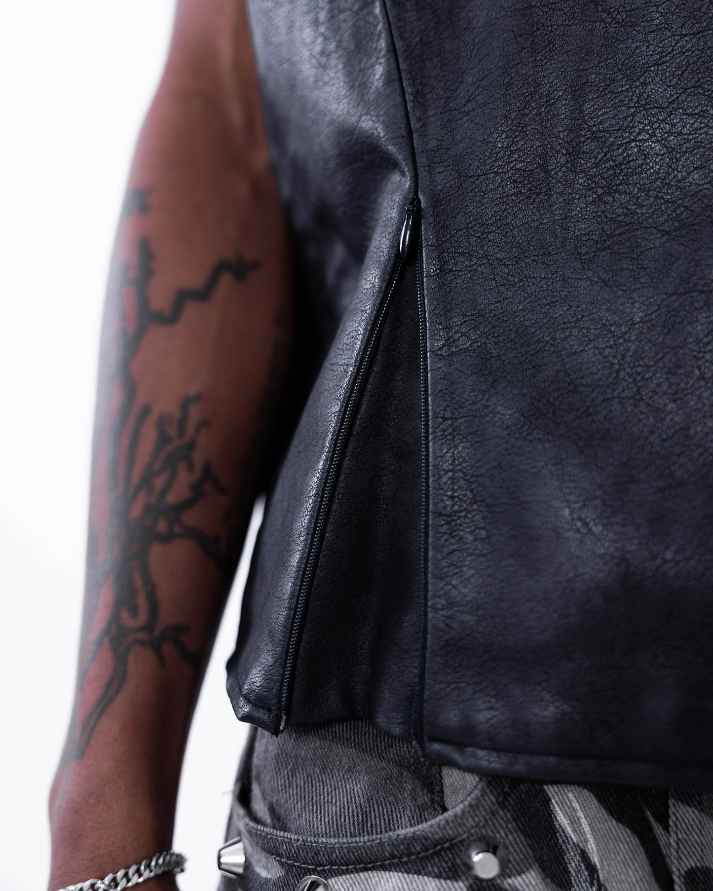 【SATSUN NIGHT】<it n0t black white> LEATHER VEST - BLACK</it>