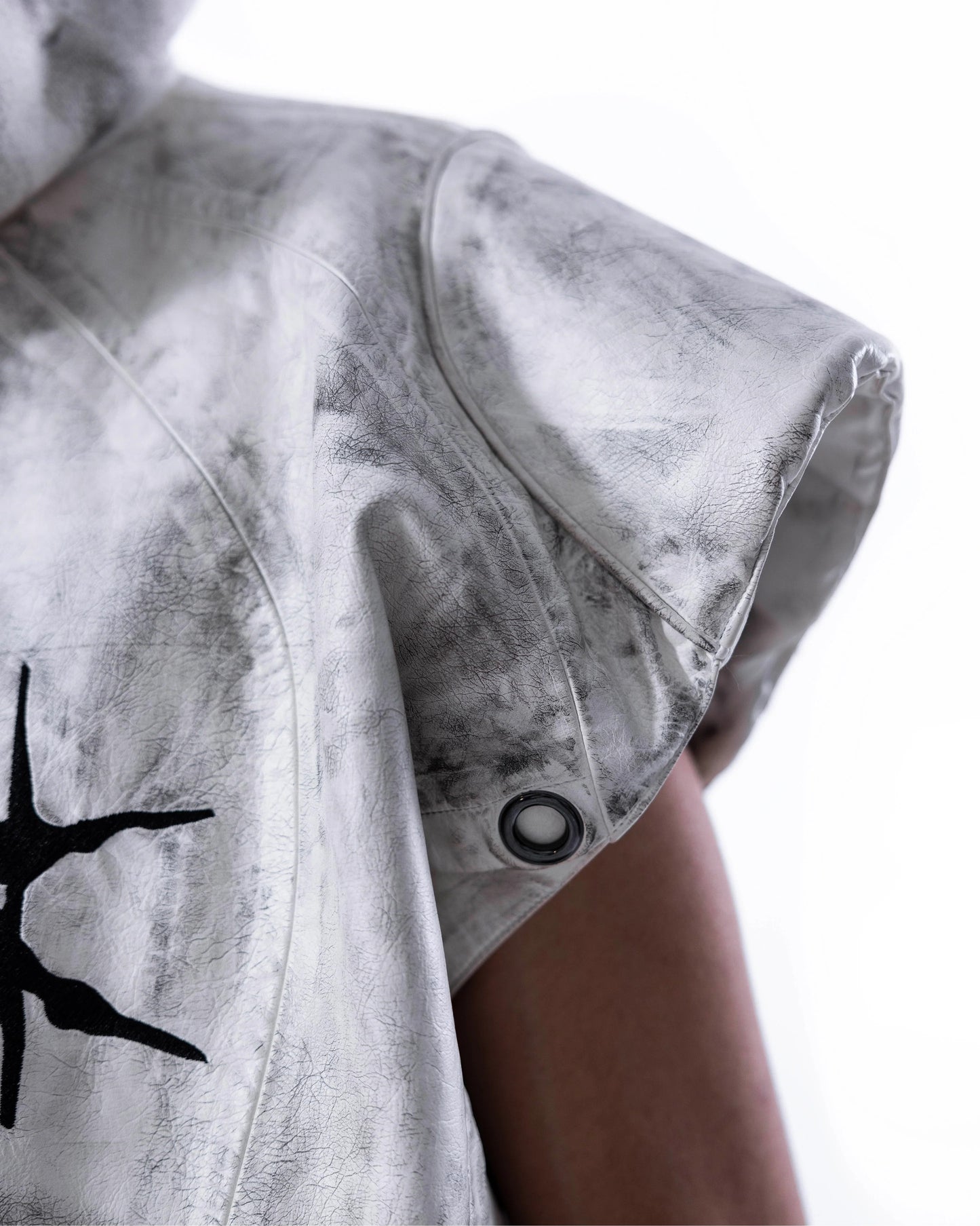 【SATSUN NIGHT】<it n0t black white> LEATHER VEST - POLLUTED WHITE</it>